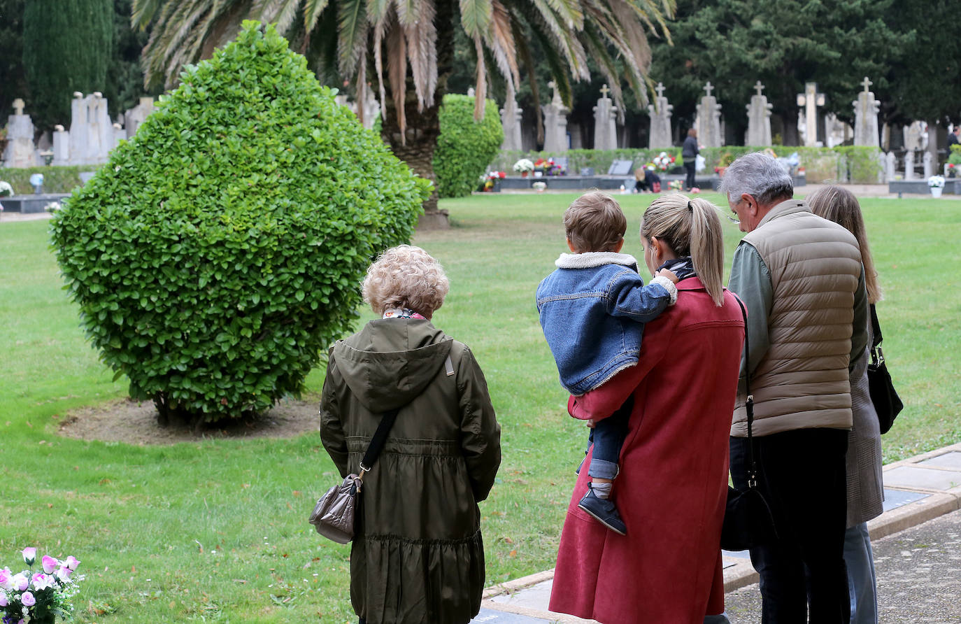 Fotos: Los logroñeses visitan y preparan el cementerio para el Todos los Santos