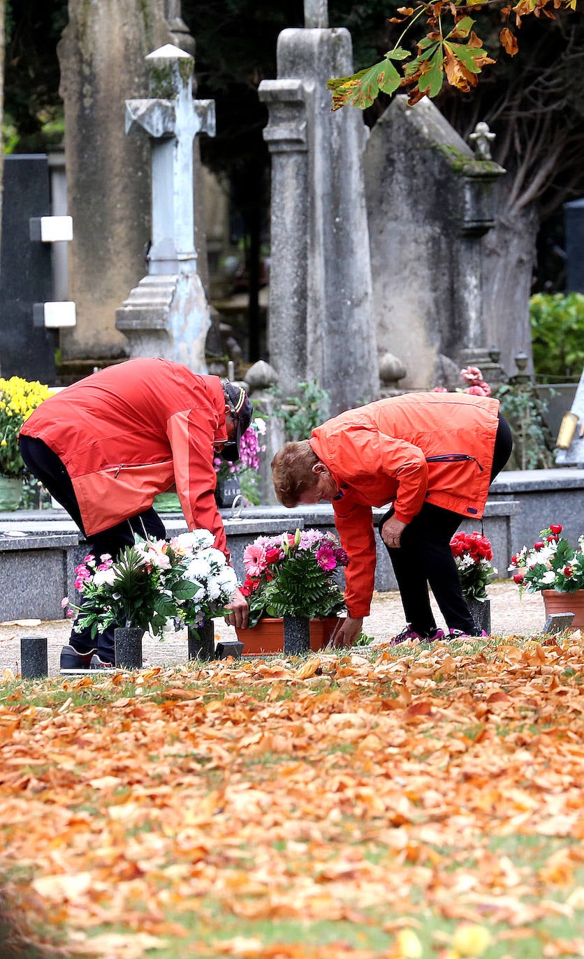 Fotos: Los logroñeses visitan y preparan el cementerio para el Todos los Santos