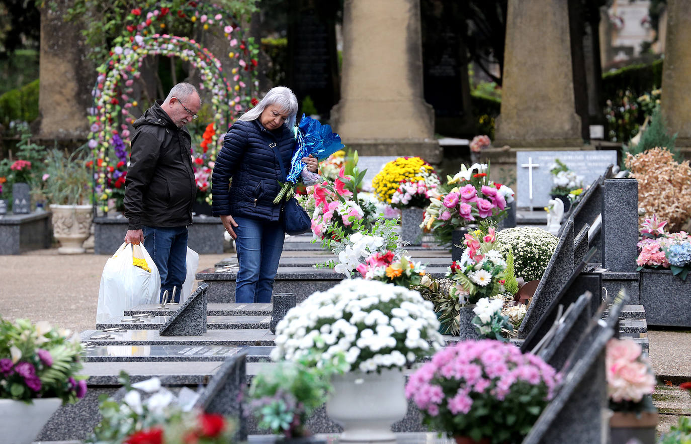 Fotos: Los logroñeses visitan y preparan el cementerio para el Todos los Santos