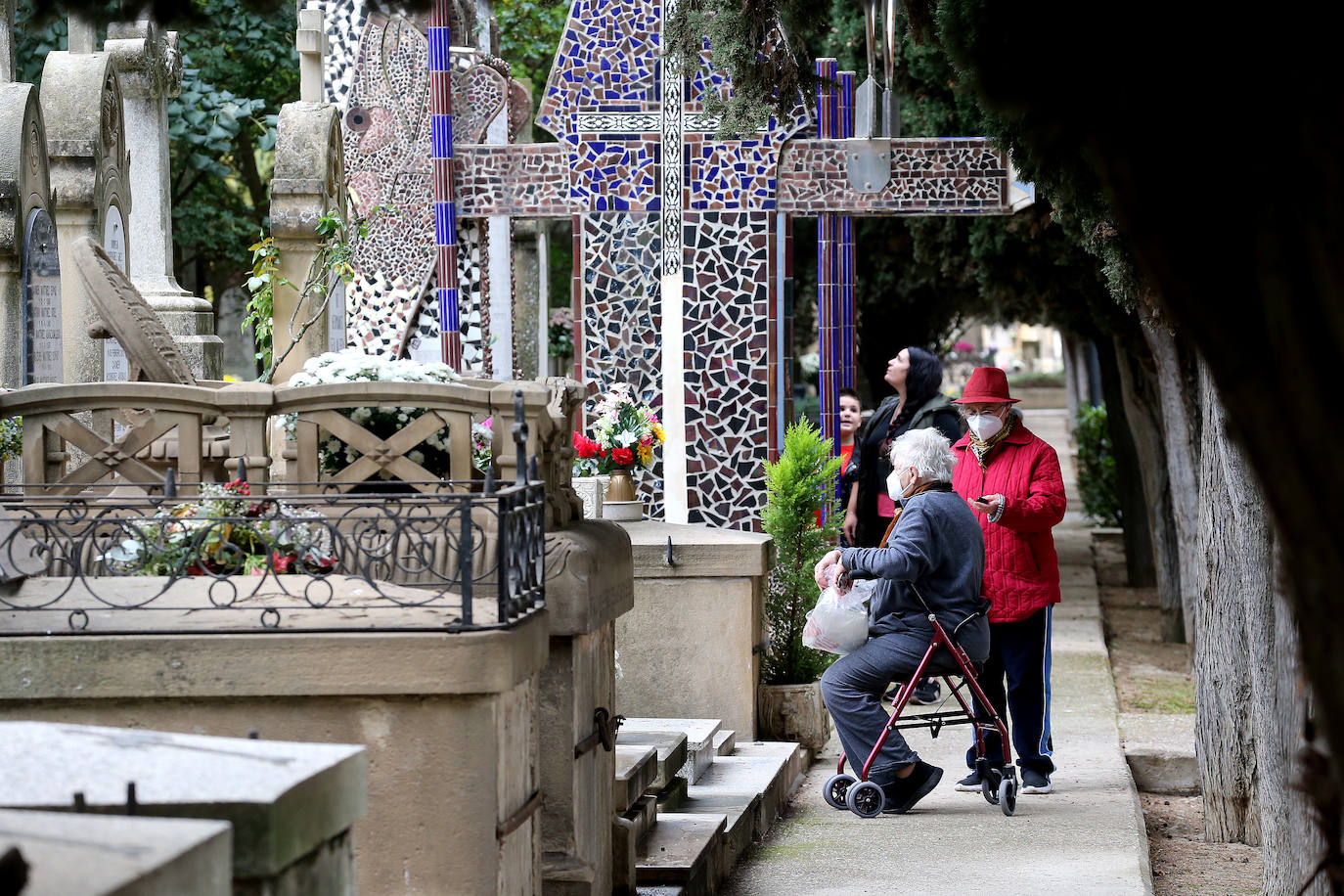 Fotos: Los logroñeses visitan y preparan el cementerio para el Todos los Santos