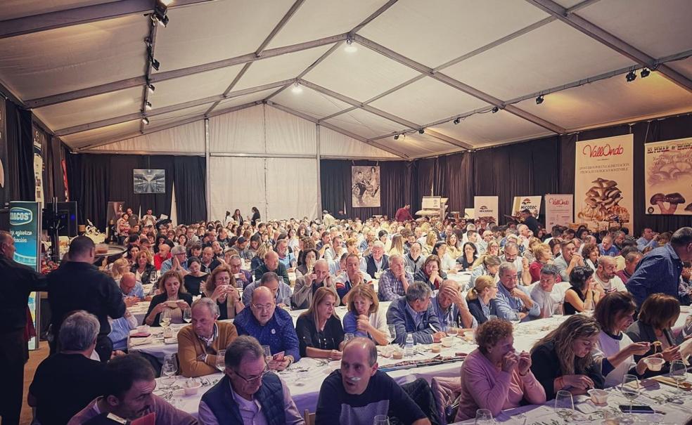 Trescientas personas llenaron la carpa municipal durante el maridaje gastro-musical de las XII Jornadas del Champiñón y la Seta de Autol. 