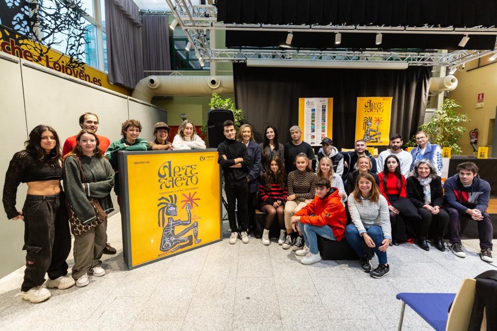 Organizadores y algunos de los jóvenes artistas participantes en el próximo Artefacto. 