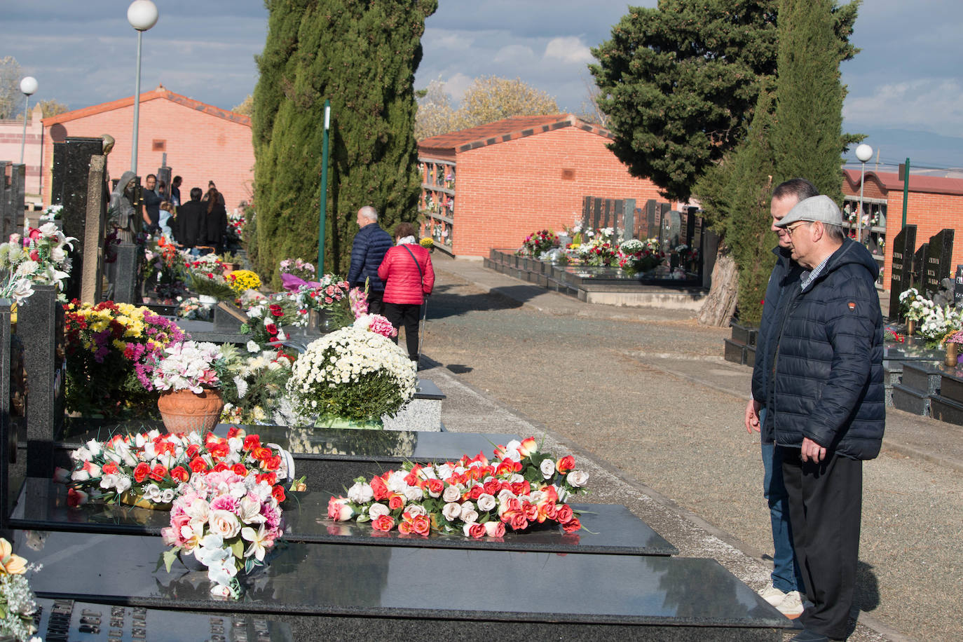 Flores en el camposanto calceatense