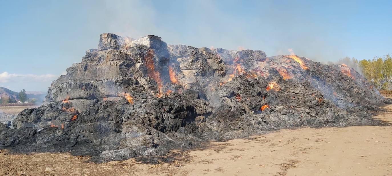 Imagen de los fardos de paja que arden en Tricio.