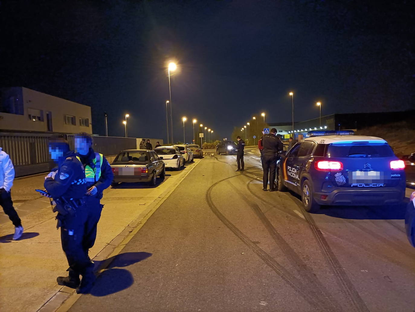 'Fast & furious' en Logroño: 200 coches, 500 espectadores y un detenido en una quedada en el polígono de Cantabria