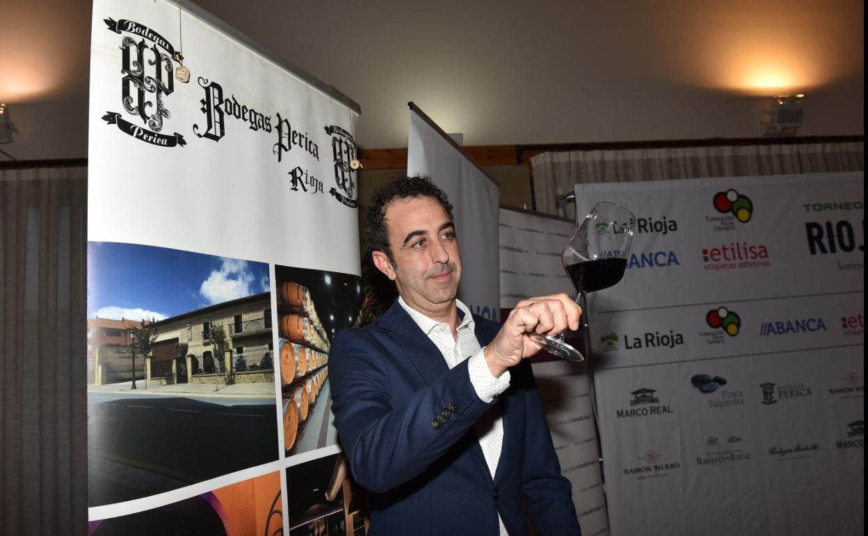 Zigor Cornago posa con un vino de Bodegas Perica en el Campo de Golf de Logroño. 