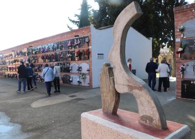 Imagen secundaria 1 - En el cementerio de Haro, muy concurrido, se ofició una misa. El camposanto de Alfaro, a mediodía. En la última imagen, gran afluencia en el cementerio de Arnedo. 