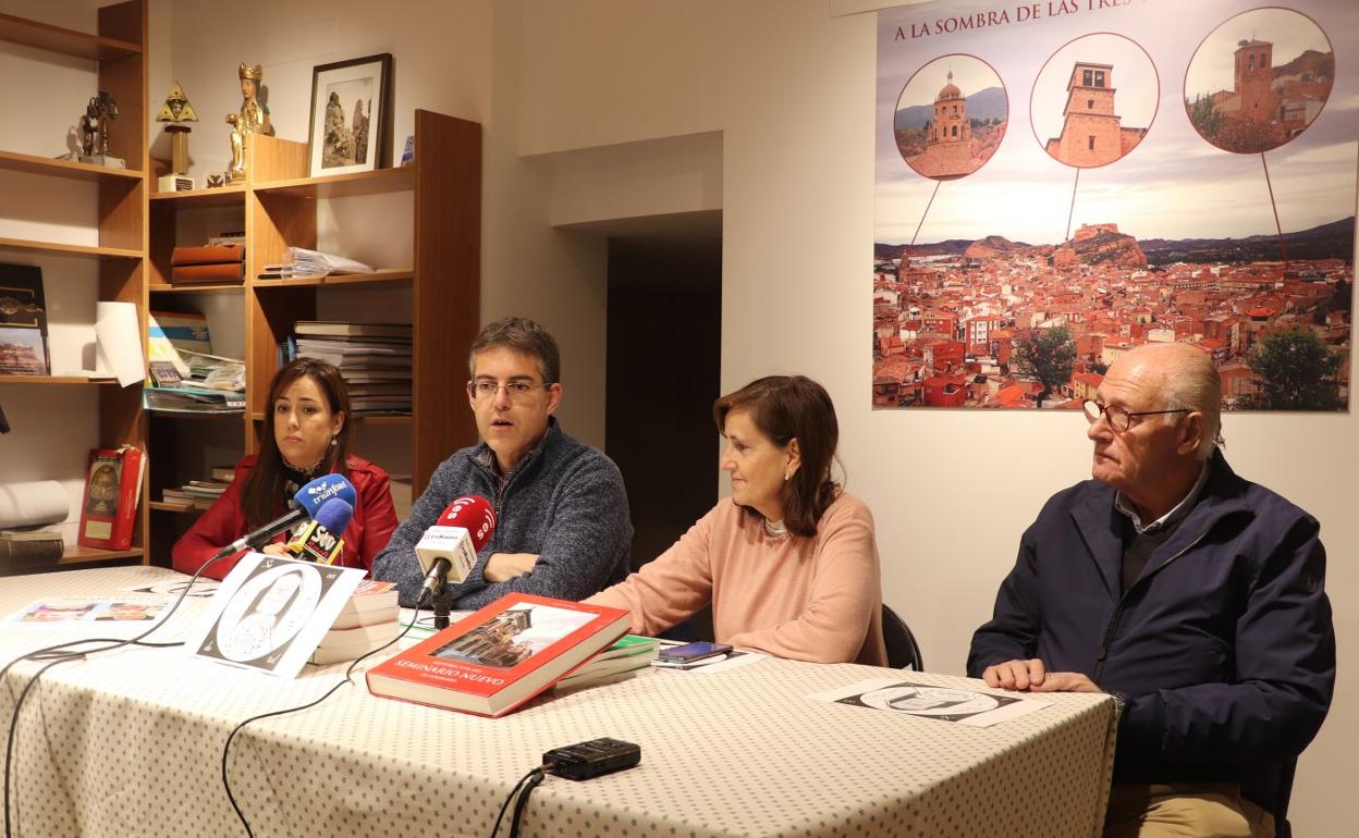 El párroco, junto a miembros de la Fundación Nuestra Señora de Vico, presentaron ayer las actividades. 