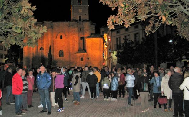 Unas 300 personas se concentran para pedir la apertura de las piscinas climatizadas