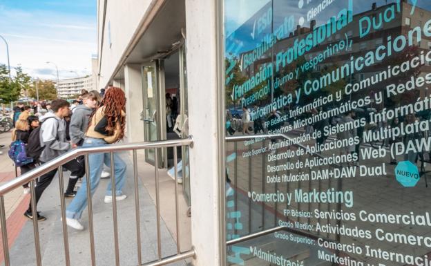 Los alumnos de FP del IES Comercio siguen sin profesores de Informática 