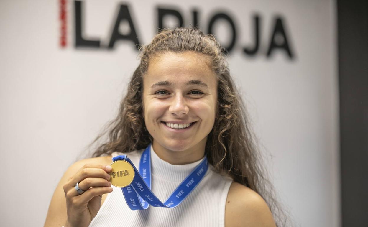 Ana Tejada posa con la medalla del Mundial sub 20 en las instalaciones de Diario LA RIOJA.