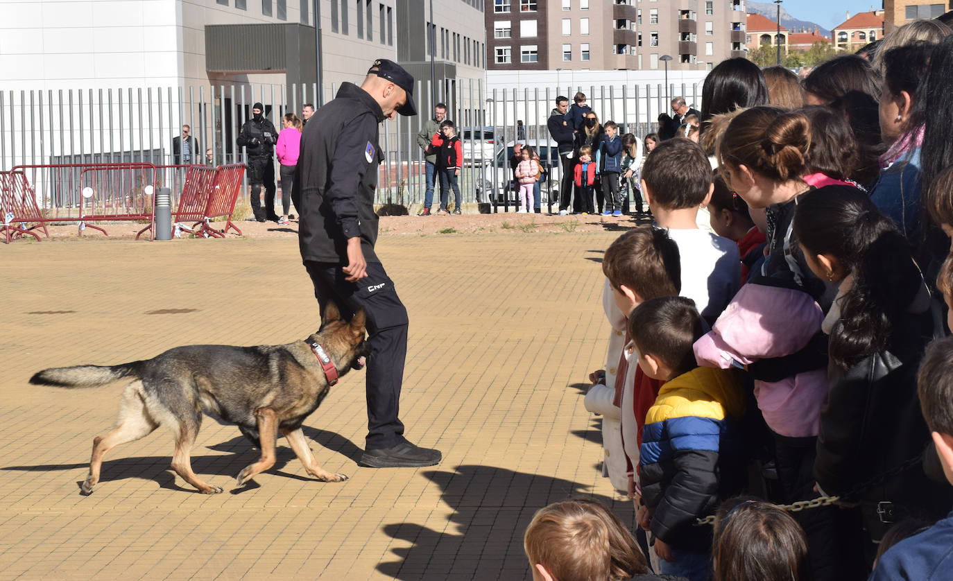 Fotos: La Policía Nacional se acerca a los niños