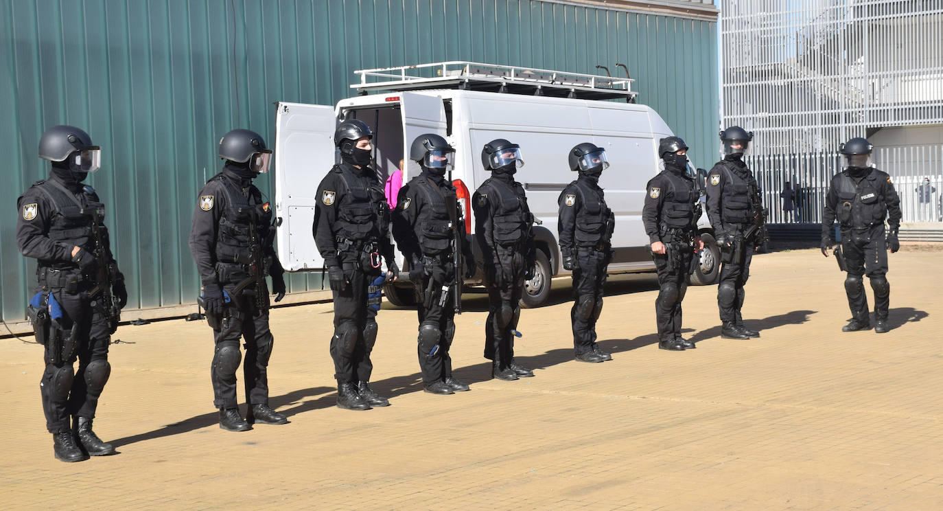 Fotos: La Policía Nacional se acerca a los niños
