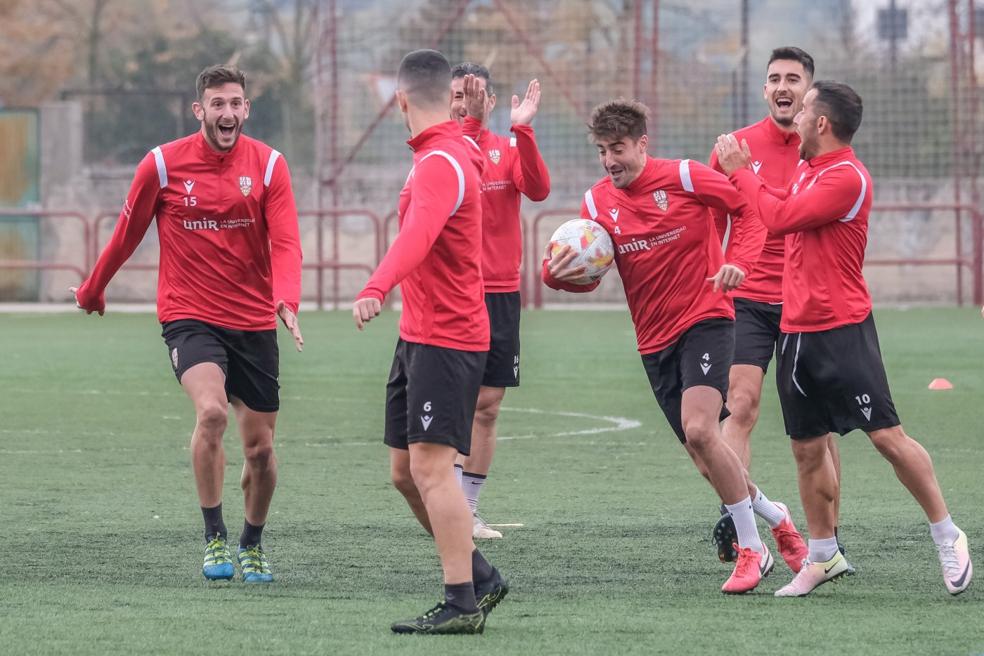 Markel y Cristian bromeanen un rondo con variosjugadores de la UD Logroñés. 