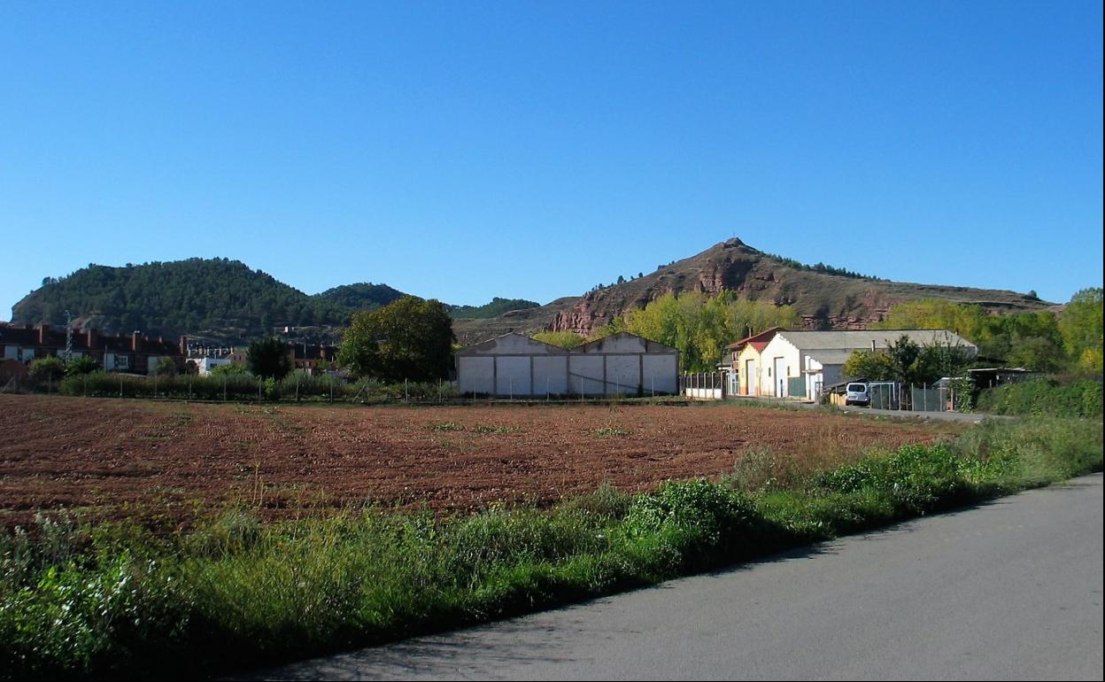 Vista del sector R3, el cual se planea dividir en dos, con el casco urbano de la ciudad de Nájera al fondo. 