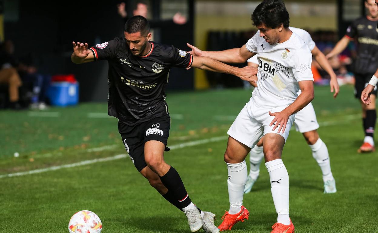 Borja Martínez intenta avanzar ante Aramburu.