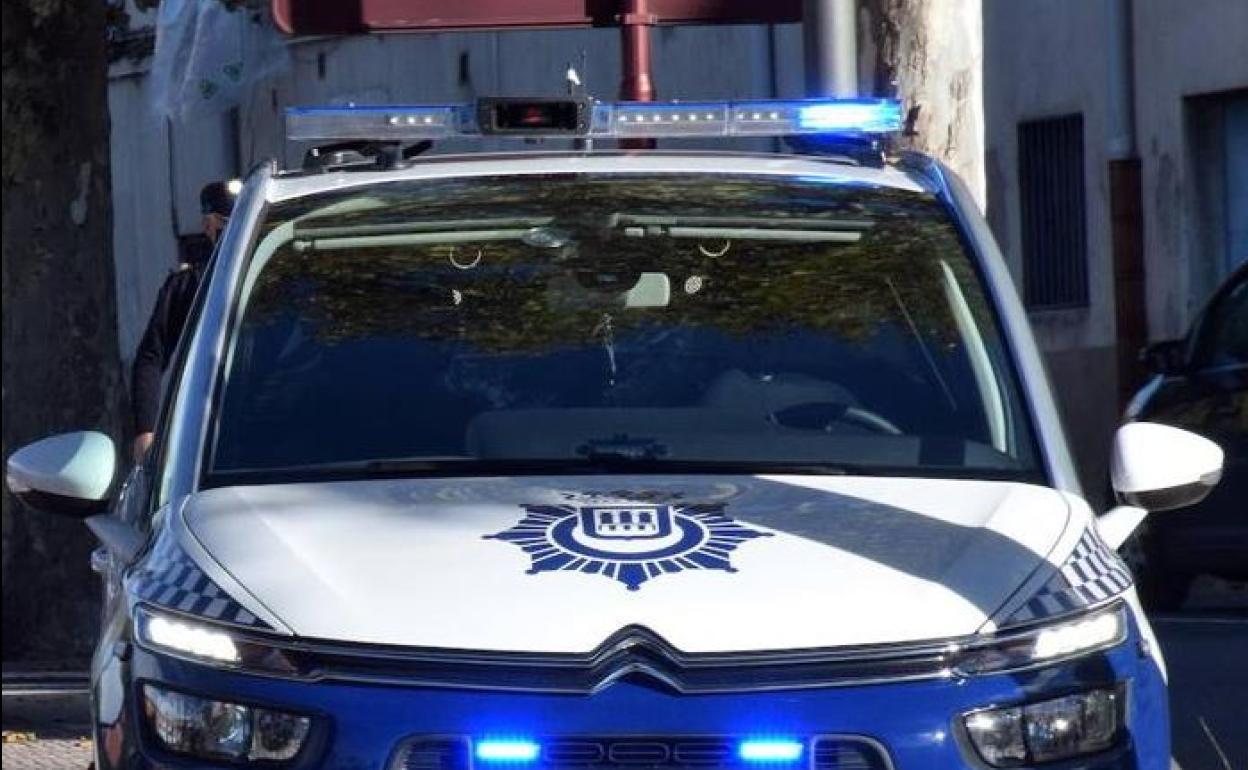 Un agente del GAR reduce a una mujer que amenazaba a una vecina con un cuchillo en la urbanización de Toyo Ito