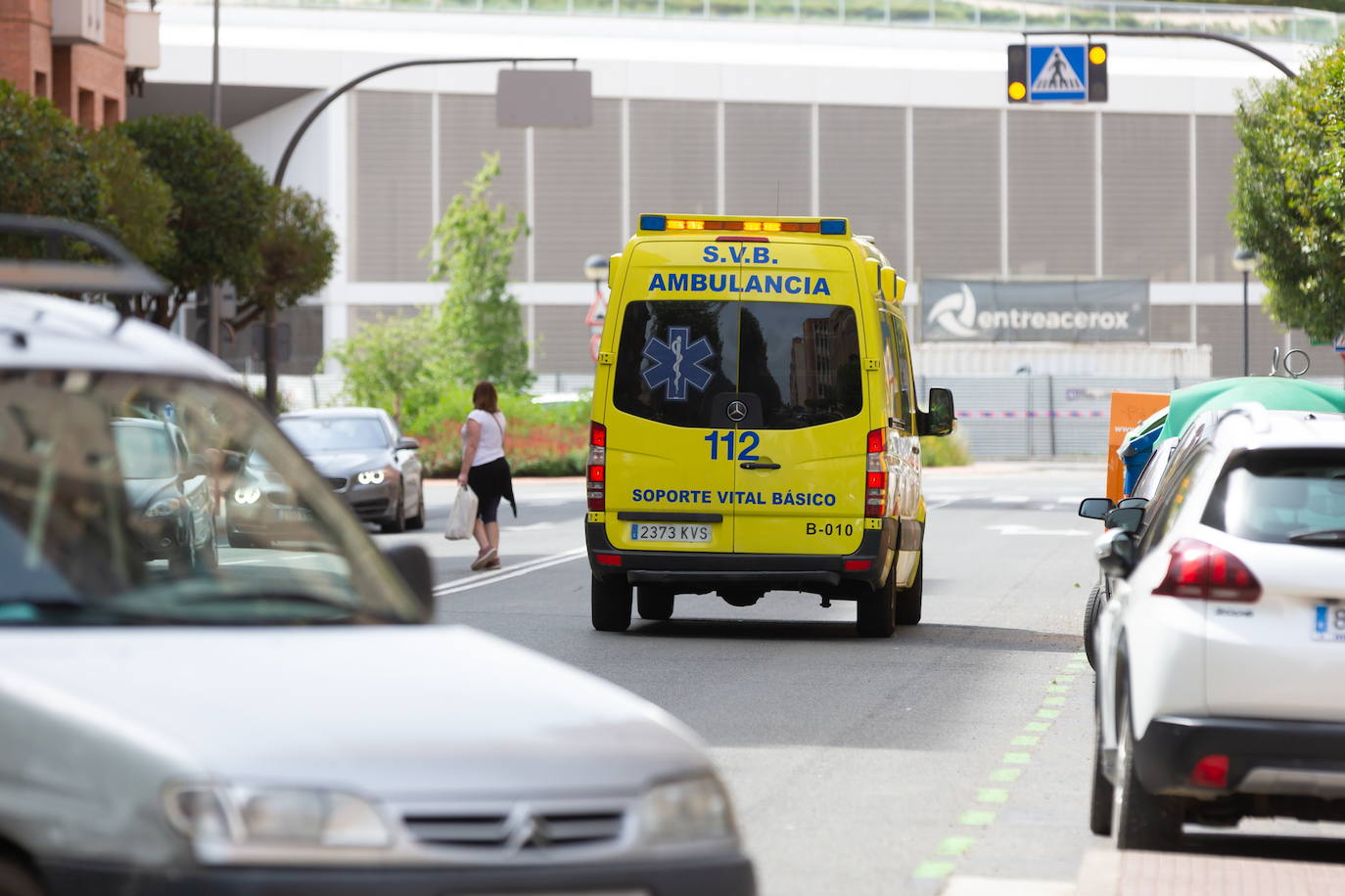 Una ambulancia traslada a un herido en Logroño. 