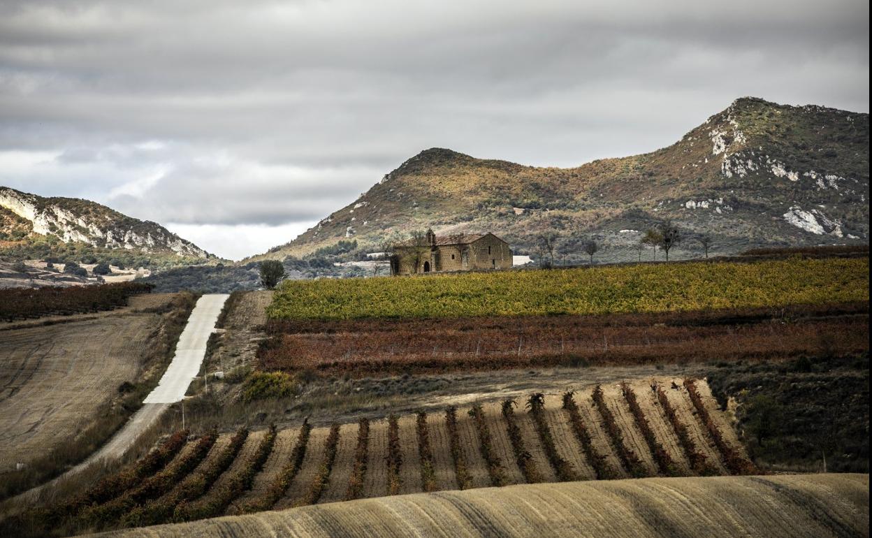 La ermita de Santa María de Cillas, en Sajazarra, es un ejemplo del románico de la zona.