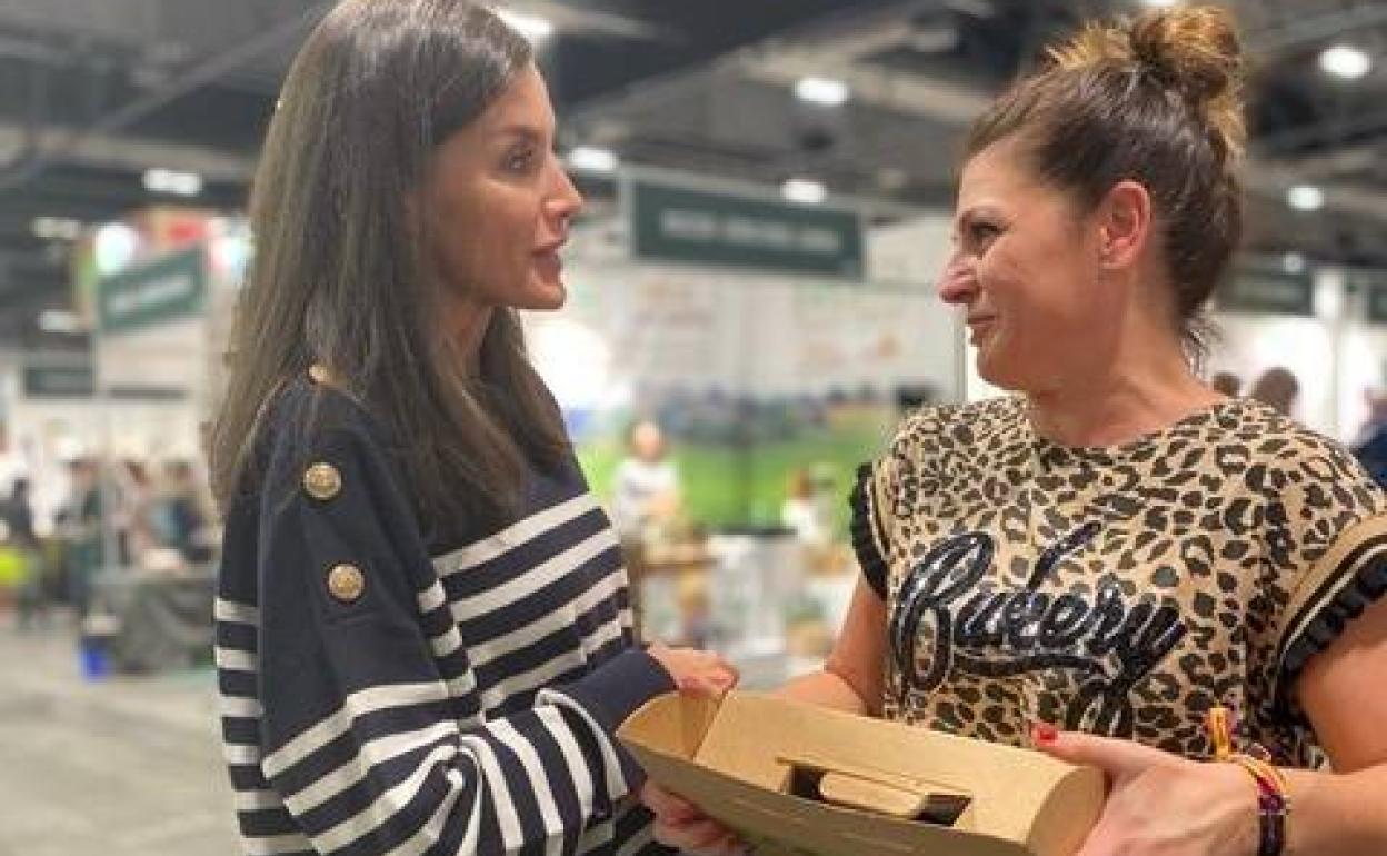 Delia Gil regala un pack de productos de la empresa Luis Gil a la reina Letizia. 