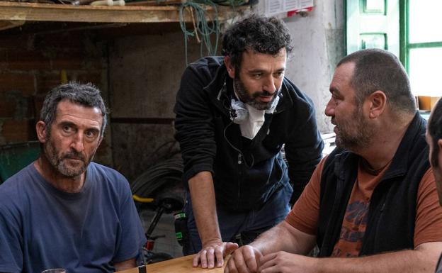 Rodrigo Sorogoyen entre Luis Zahera y Denis Ménochet en el rodaje de 'As bestas'.