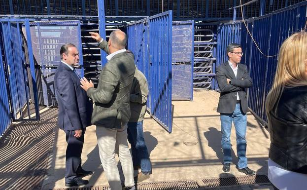 El exministro José Luis Ábalos junto a varios diputados visitando este lunes exactamente el patio que aparece en las imágenes y donde yacían los inmigrantes heridos y fallecidos de la grabación. 