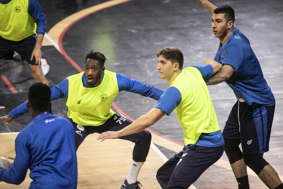 Keita y Preciado salen a la marca de Diocou mientras Javi Rodríguez intenta ganar la posición. 