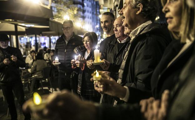 Se encendieron velas en El Espolón como señal de protesta.