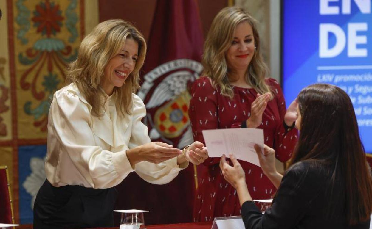 La vicepresidenta segunda y ministra de Trabajo, Yolanda Díaz (izq.).