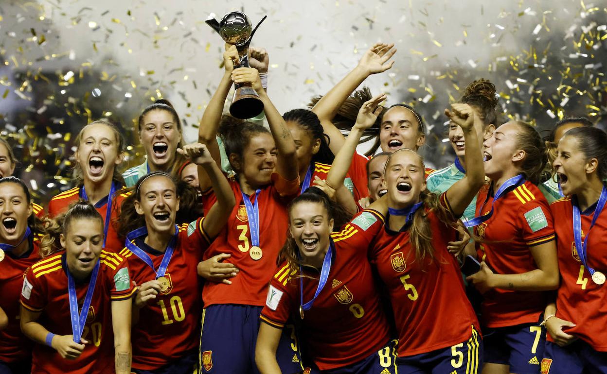 Ana Tejada, con la copa en sus manos, celebra el título del MUndial Sub'20, en agosto de este año. 