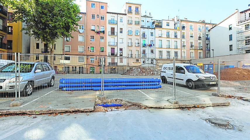 Solar que se venía usando para aparcar entre las calles Los Yerros y Hospital Viejo, en el entorno de la Villanueva, ahora acotado por obras. La intervención en marcha lo convertirá en una placita y, las calles, en vías de prioridad peatonal.