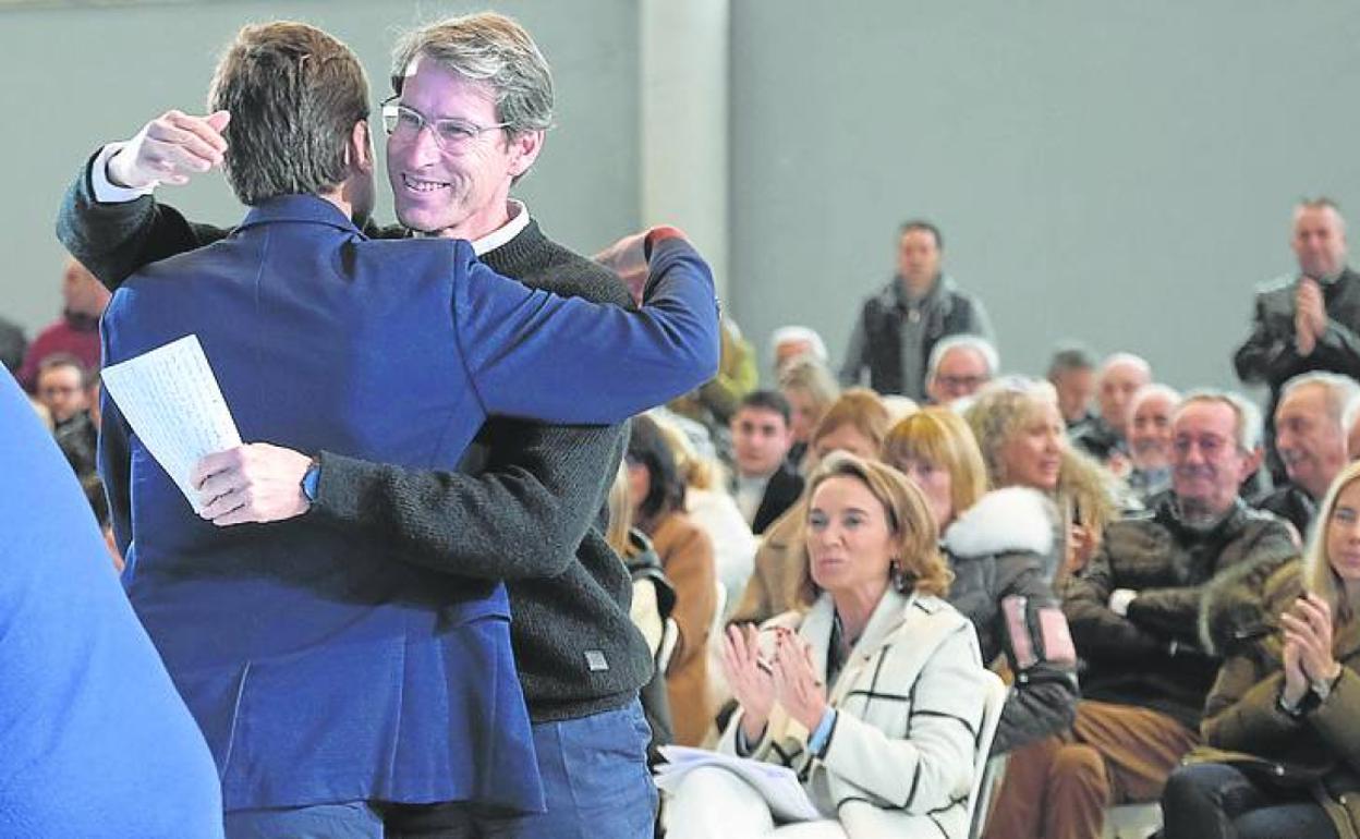 Capellán se abraza con Daniel Osés, miembro del comité de campaña