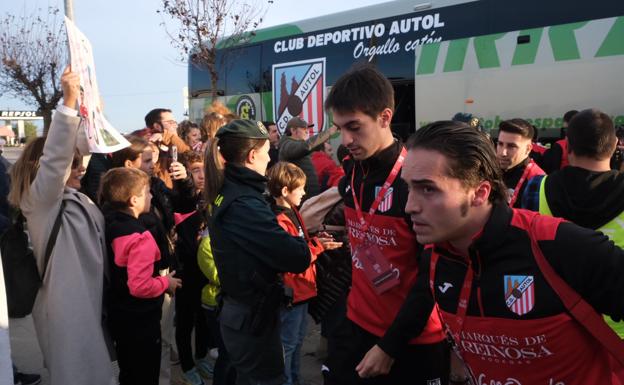 Llegada de los jugadores del Autol a La Planilla. 