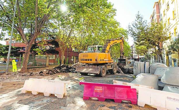 Las máquinas han empezado a trabajar en el entorno de la placita sin nombre, detrás de la biblioteca Rafael Azcona, y al lado del colegio Madre de Dios. La intervención también, como en otros casos, busca consolidar acciones realizadas en la pandemia. 