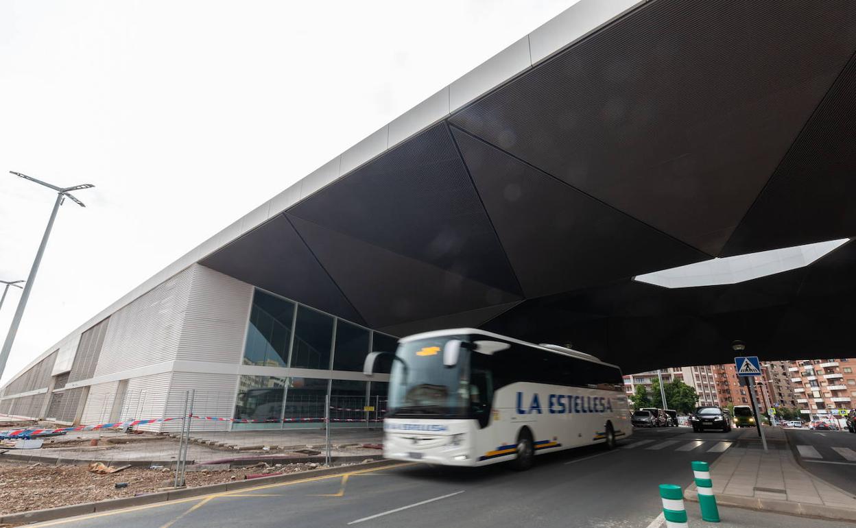 Un autobús pasando entre las estaciones de tren y de autobuses en una imagen de archivo. 