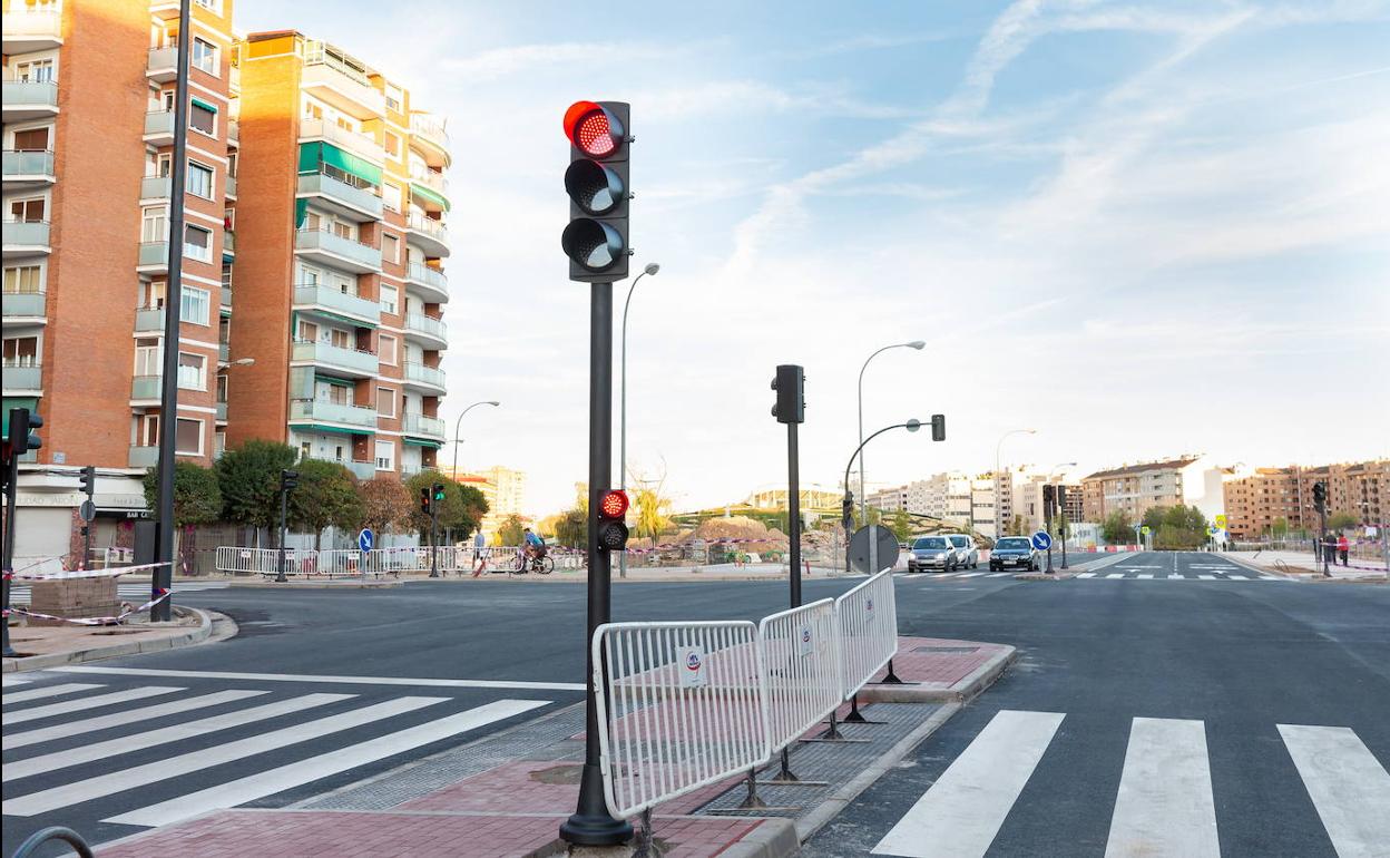 Miguel Delibes, a la derecha en la imagen, a la altura del cruce con Vara de Rey. 