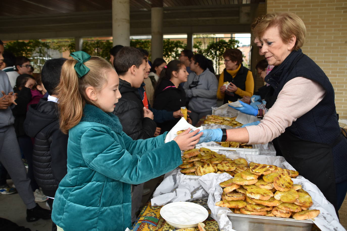 Fotos: Reparto de pringadas en el colegio de Autol