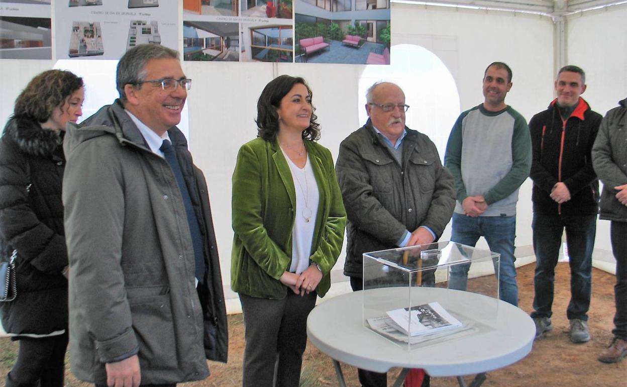 Las autoridades, junto a la caja que se coloca como primera piedra. 