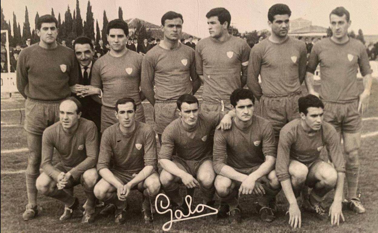 Lorente, de pie, el tercero por la derecha en la fila superior, con el brazalete de capitán.