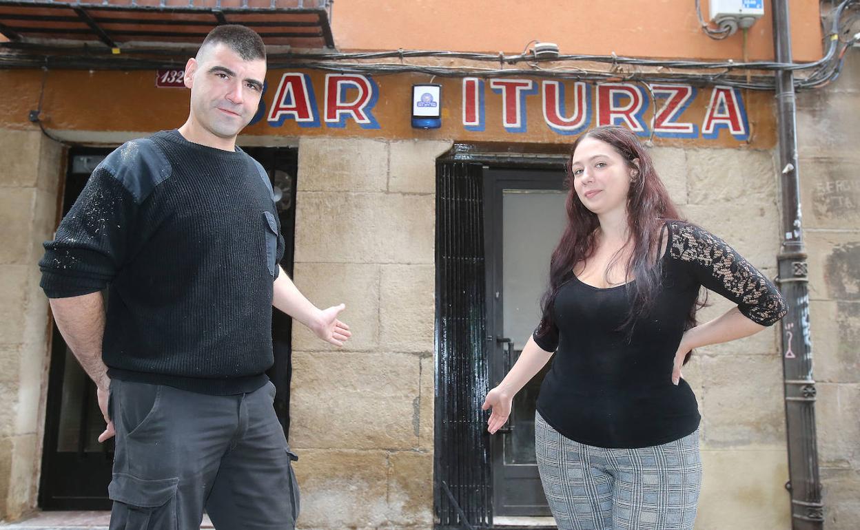 Roberto Moral y Ruth Izquierdo preparan ya la bienvenida a los primeros clientes. 