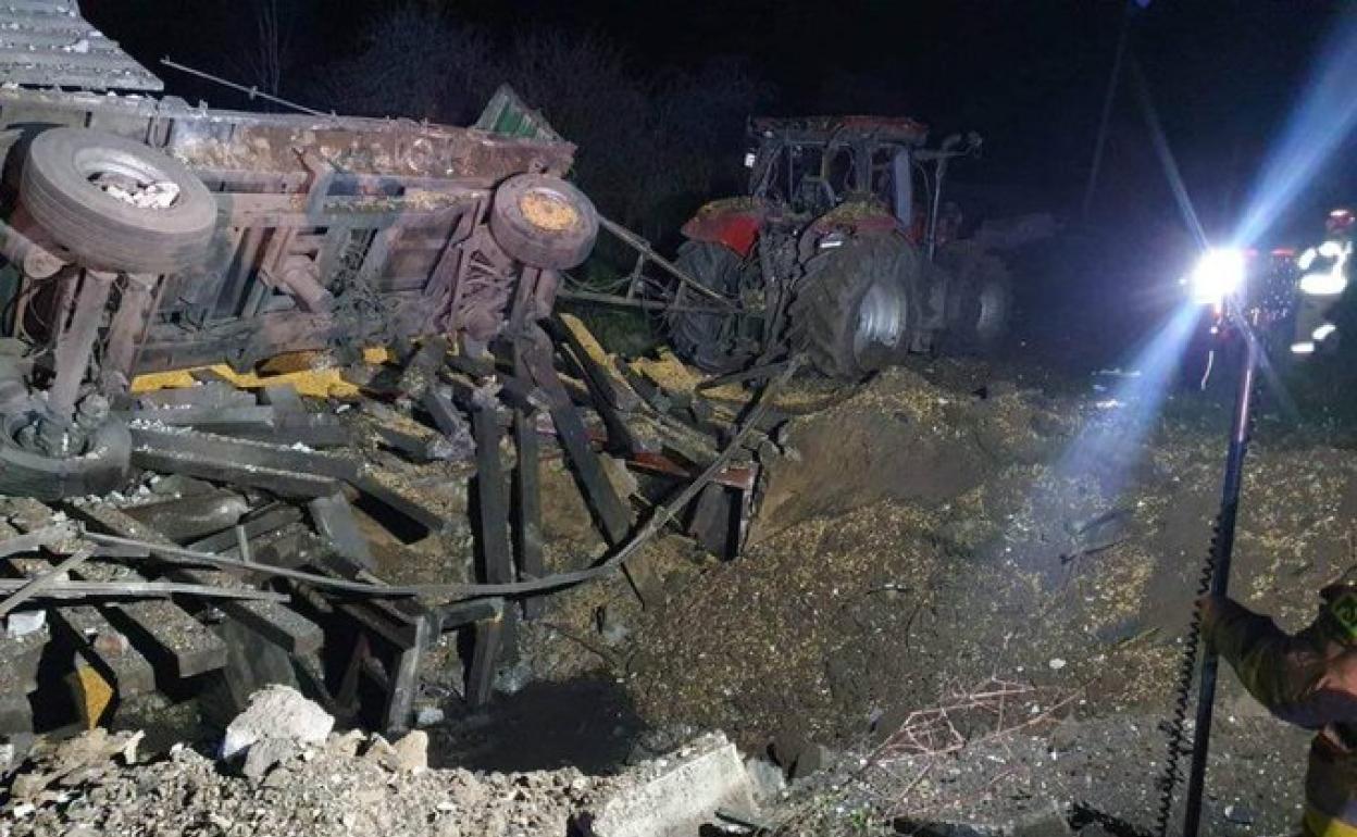 Uno de los misiles perdidos impactó contra un tractor y provocó un cráter en las instalaciones agrarias.