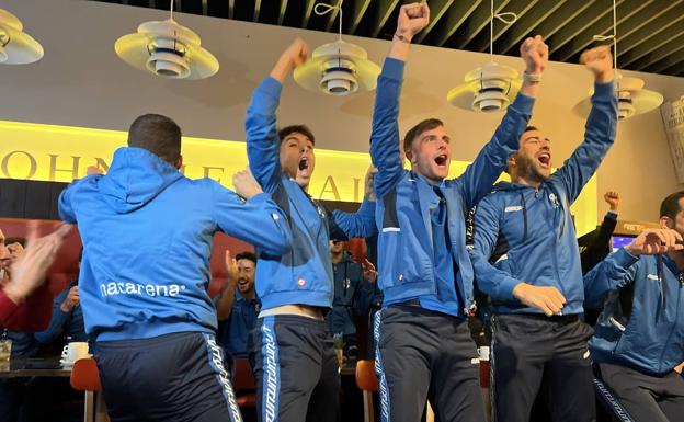 Los jugadores del Arnedo celebran el resultado del sorteo de la segunda ronda de la Copa del Rey, en la que jugarán contra el Osasuna