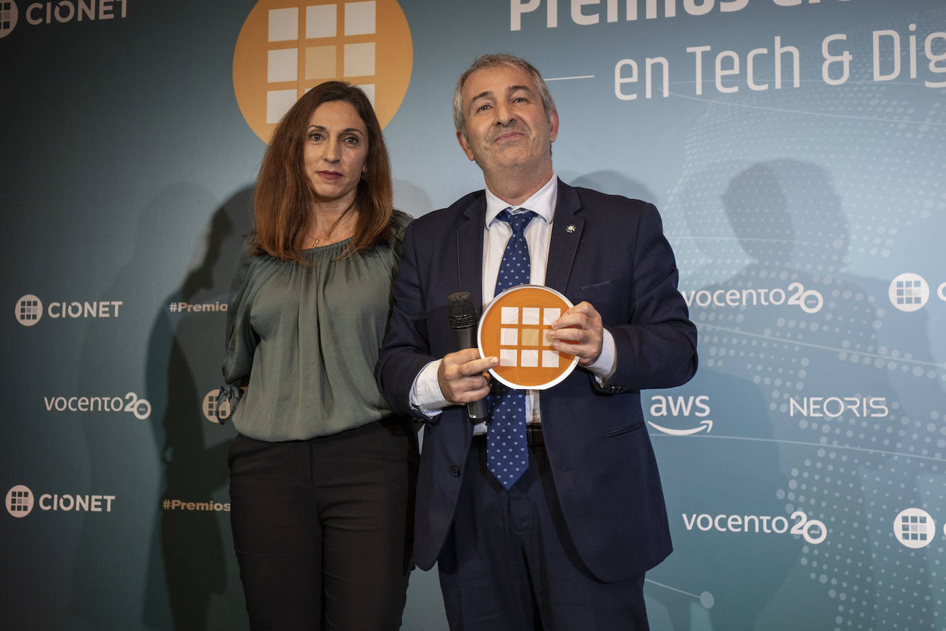 Enrique Ávila, Director del Centro de Análisis y Prospectiva de la Guardia Civil, mejor CISO del año junto a Belén Ibares, Directora de Programas y Comunidad CIONET.