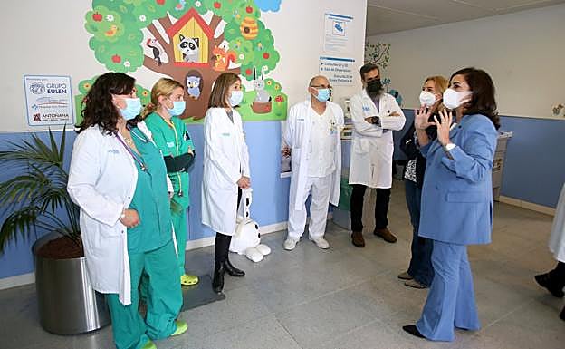 Concha Andreu habla con los profesionales de las Urgencias Pediátricas del Hospital San Pedro de Logroño. 