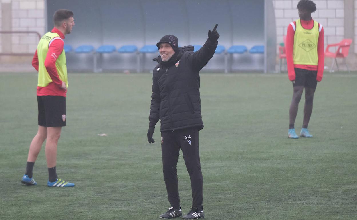 Albert Aguilá, durante un entrenamiento de la UD Logroñés. 