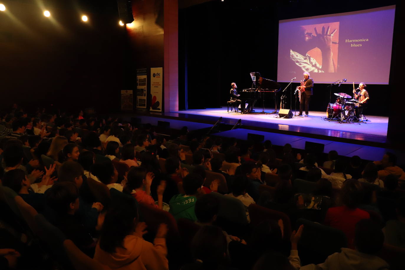 Concierto en el Teatro Cervantes delante de decenas de escolares. 