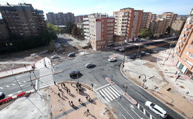 Imagen de la zona hace unos días. La acera que está a la derecha en la imagen, y que estaba en obras, ya se ha finalizado, y ya se puede cruzar. 