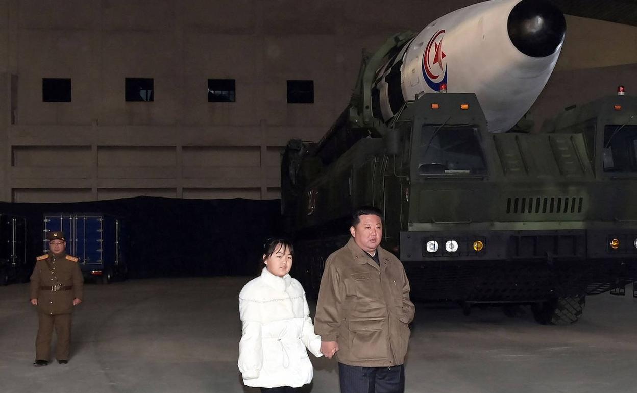 Kim Jong Un con su hija, en su primer acto oficial juntos. 