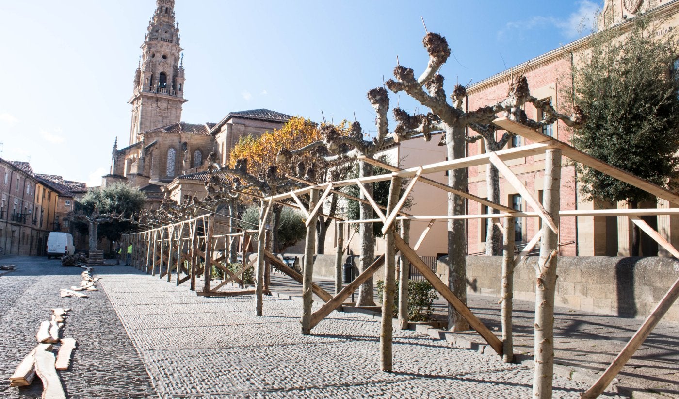 Puestos del Mercado medieval, montados ya en la plaza de España. 