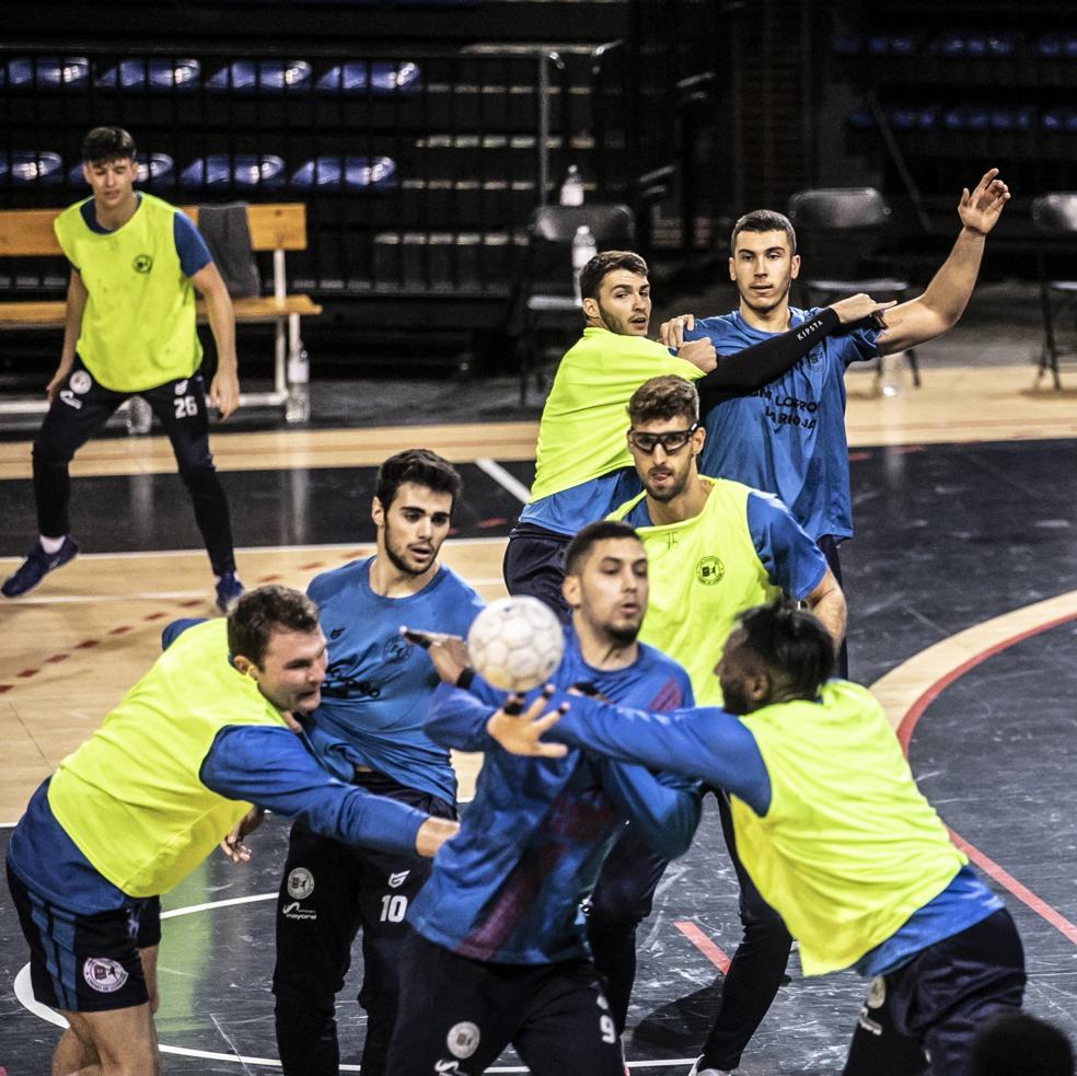 El Korchi, que regresa hoy a su exclub, pasa un balón en un entrenamiento. 